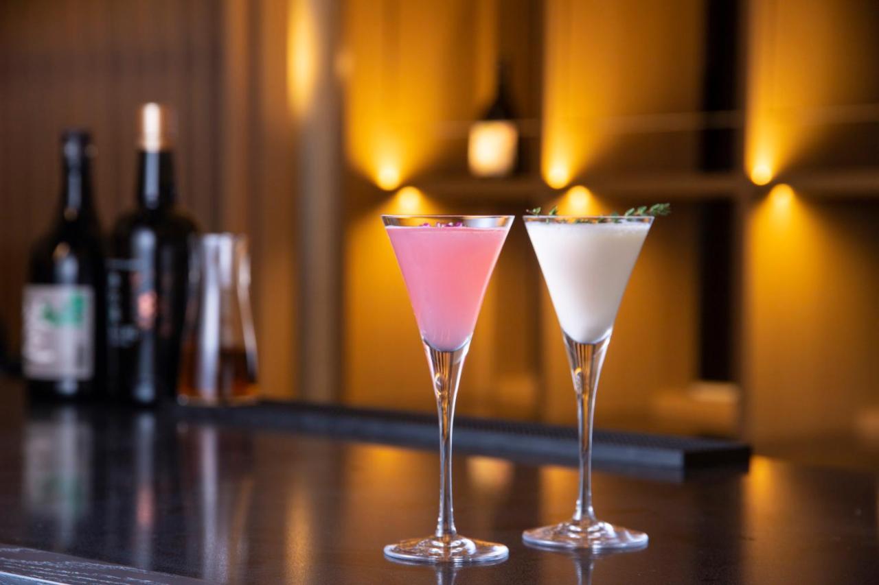 The Royal Park Hotel Iconic Quioto Exterior foto Two martinis